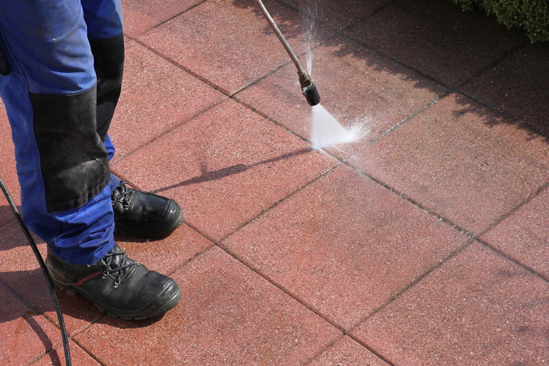 bestrating schoonhouden met een hogedrukspuit