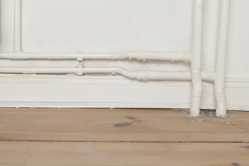 De verschillende manieren om verwarmingsbuizen en radiatoren weg te werken