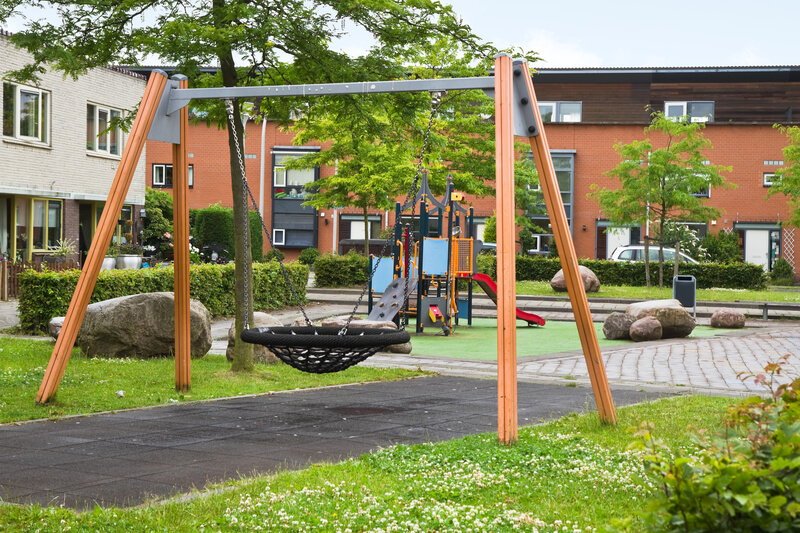 Wat is een veilige ondergrond voor een buitenspeeltuin