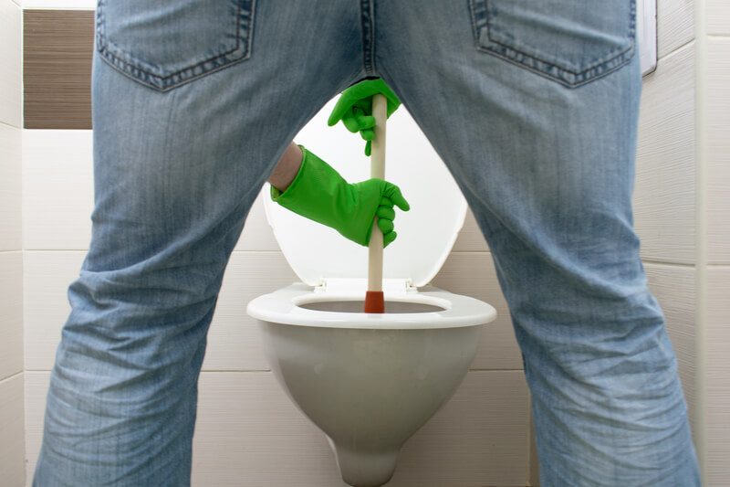 Een verstopt toilet repareren